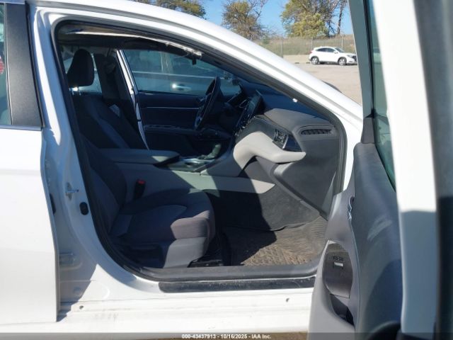 Toyota Camry Le Hybrid Image 5