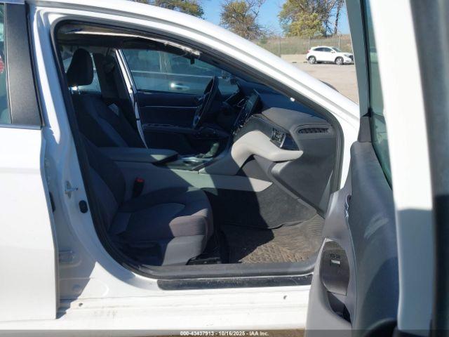 Toyota Camry Le Hybrid Image 5