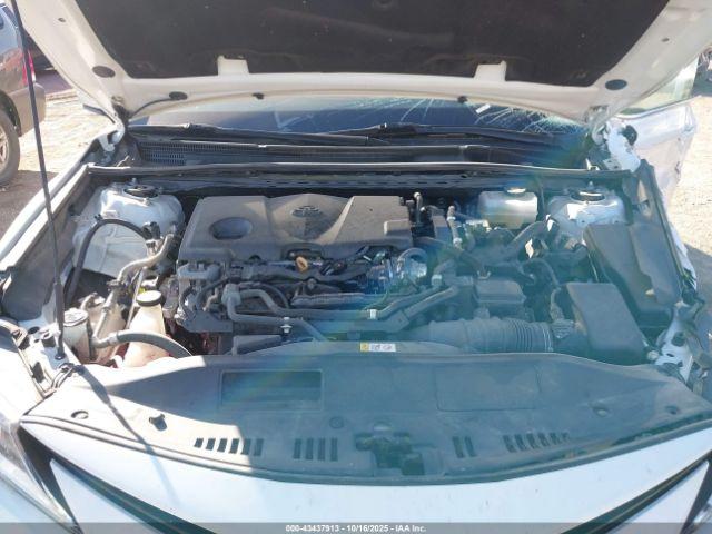 Toyota Camry Le Hybrid Image 8