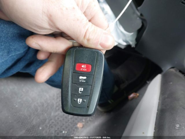 Toyota Camry Le Hybrid Image 9