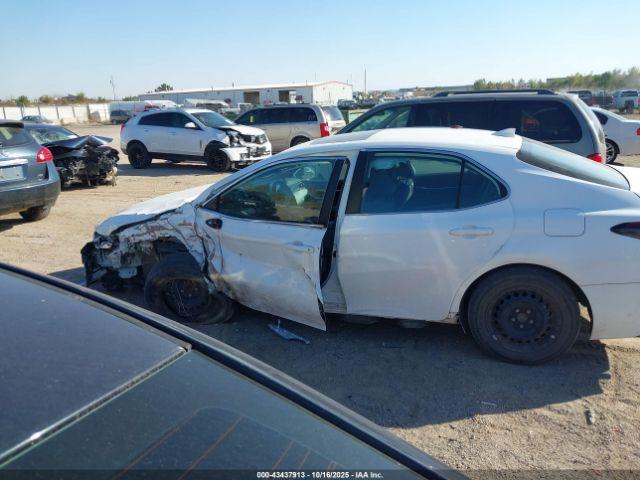 Toyota Camry Le Hybrid Image 15