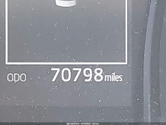 Toyota Camry Le Hybrid Image 14