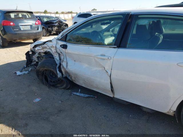 Toyota Camry Le Hybrid Image 13