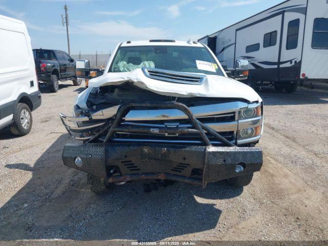 Chevrolet Silverado 3500 High Country Image 5