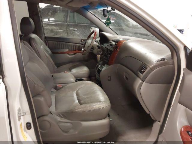 Toyota Sienna Xle Limited Image 3