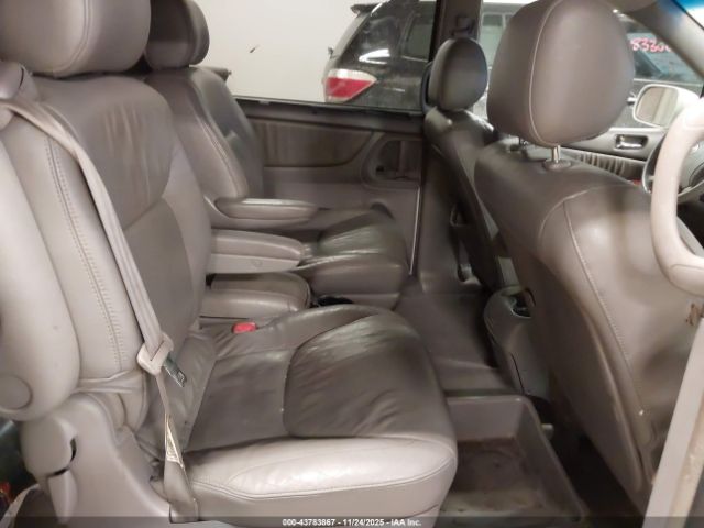 Toyota Sienna Xle Limited Image 8