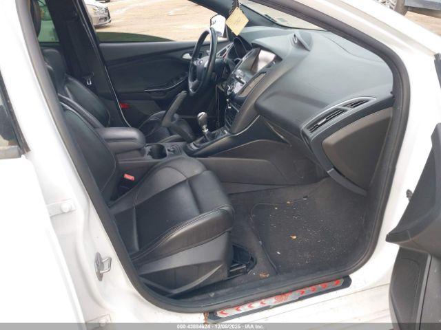 Ford Focus St Image 10