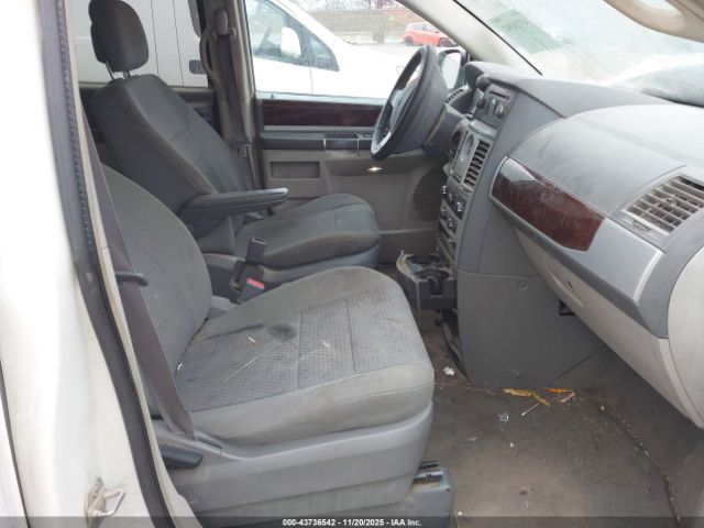 Chrysler Town & Country Touring Image 4