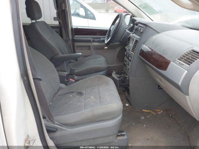 Chrysler Town & Country Touring Image 4