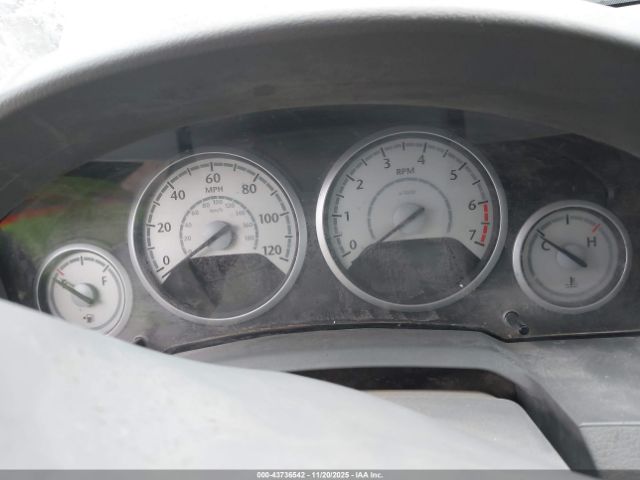 Chrysler Town & Country Touring Image 6