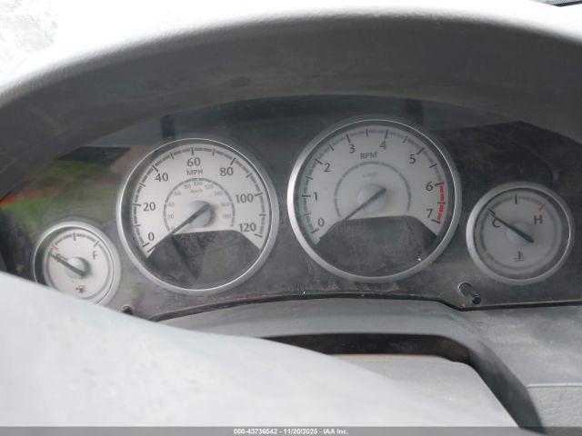 Chrysler Town & Country Touring Image 6