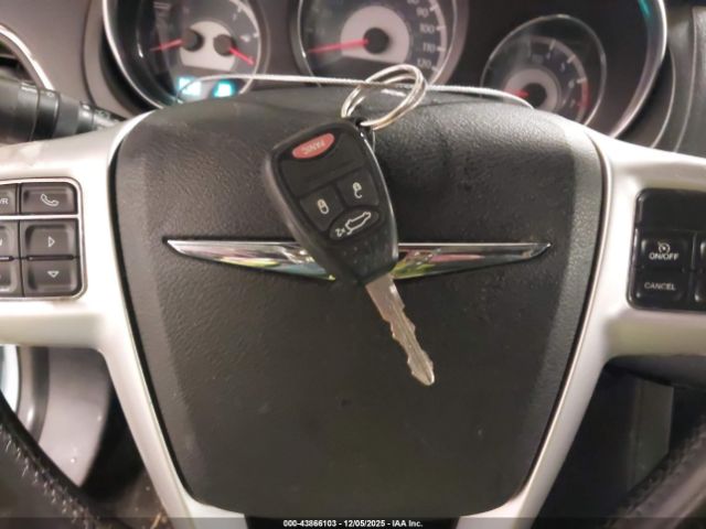 Chrysler 200 Touring Image 7