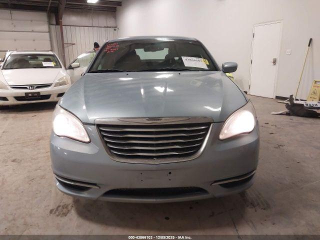 Chrysler 200 Touring Image 2