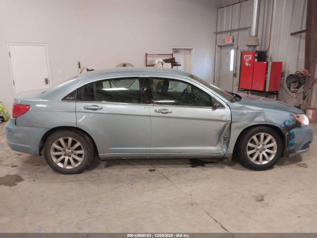 Chrysler 200 Touring Image 3