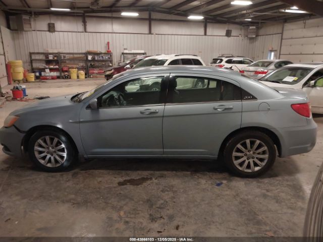 Chrysler 200 Touring Image 4