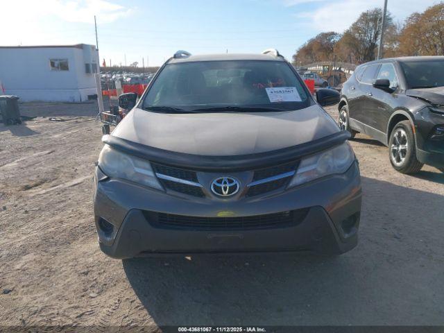 Toyota RAV4 Le Image 4